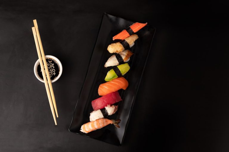Kimbap – ‘Quốc Ăn Vặt’ Hàn Quốc Có Gì Mà 2,5 Tỷ Cuộn Mỗi Năm? 7 Loại ‘Đỉnh Chóp’ Nhất Định Phải Thử Khi Đến Seoul!
