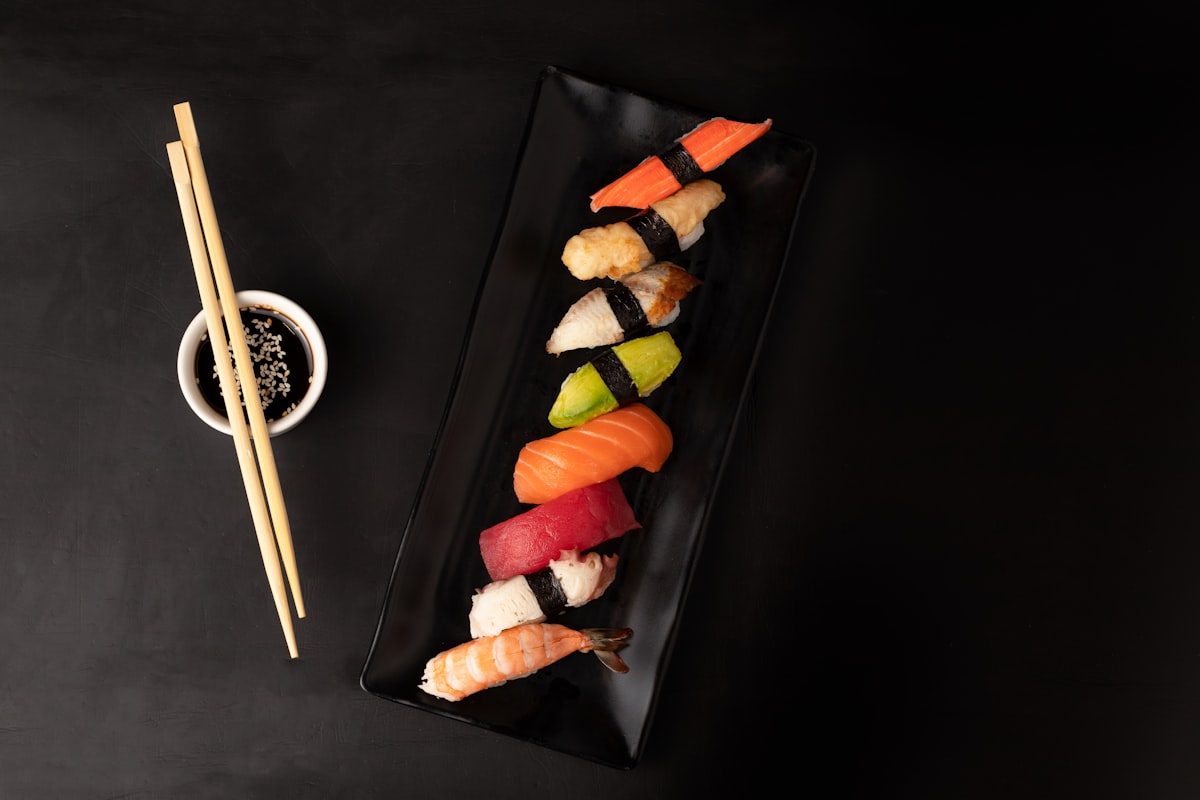 Kimbap – ‘Quốc Ăn Vặt’ Hàn Quốc Có Gì Mà 2,5 Tỷ Cuộn Mỗi Năm? 7 Loại ‘Đỉnh Chóp’ Nhất Định Phải Thử Khi Đến Seoul!