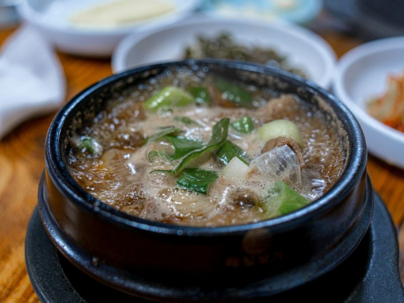 Seolleongtang – ‘Súp Xương Bò’ Hàn Quốc Có Gì Mà 100 Năm Vẫn ‘Hớp Hồn’ Cả Thế Giới? 7 Bí Mật Khiến Bạn Nghiện Ngay Bát Đầu!