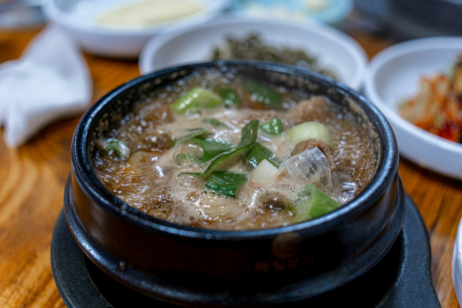 Seolleongtang – ‘Súp Xương Bò’ Hàn Quốc Có Gì Mà 100 Năm Vẫn ‘Hớp Hồn’ Cả Thế Giới? 7 Bí Mật Khiến Bạn Nghiện Ngay Bát Đầu!