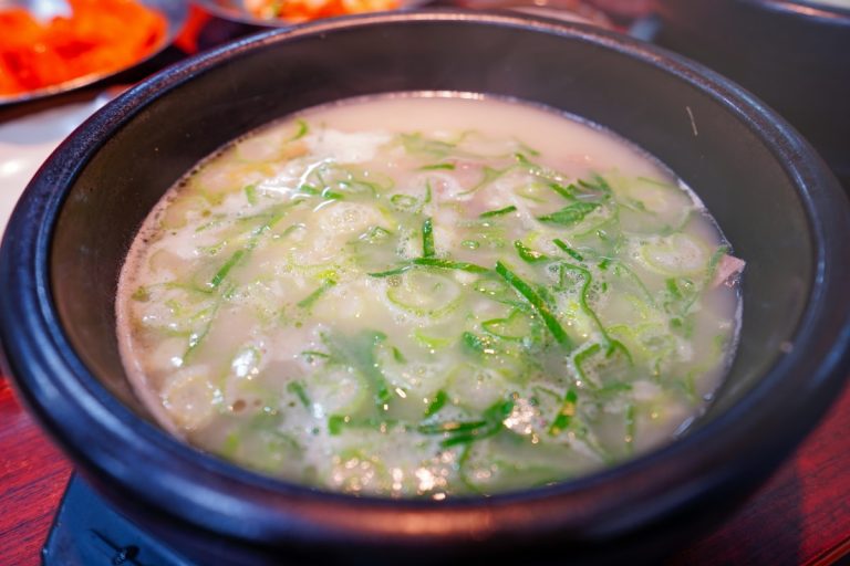 Dwaeji Gukbap – ‘Bát Canh Chữa Lành’ Của Busan Có Gì Mà 70 Năm Vẫn Khiến Cả Thế Giới Mê? 7 Bí Mật Khiến Bạn Nghiện Ngay Bát Đầu!