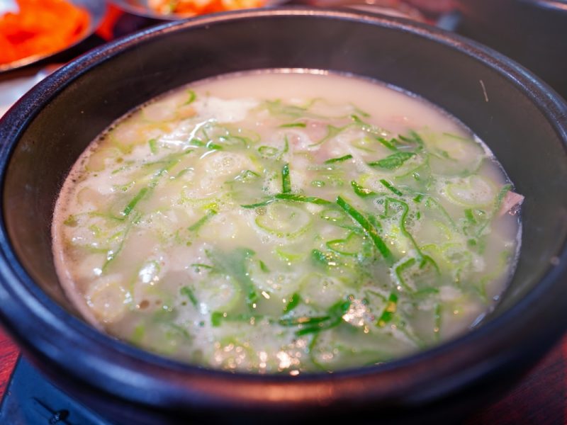 Dwaeji Gukbap – ‘Bát Canh Chữa Lành’ Của Busan Có Gì Mà 70 Năm Vẫn Khiến Cả Thế Giới Mê? 7 Bí Mật Khiến Bạn Nghiện Ngay Bát Đầu!