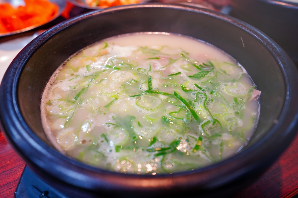 Dwaeji Gukbap – ‘Bát Canh Chữa Lành’ Của Busan Có Gì Mà 70 Năm Vẫn Khiến Cả Thế Giới Mê? 7 Bí Mật Khiến Bạn Nghiện Ngay Bát Đầu!