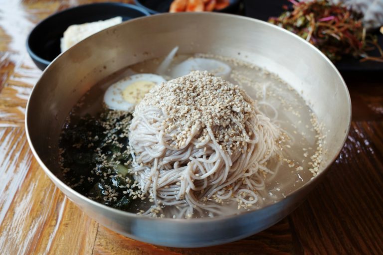 Bibim Guksu – ‘Mì Trộn Cay’ Hàn Quốc Có Gì Mà Khiến Cả Thế Giới Mê? 7 Bí Mật ‘Đỉnh Chóp’ Giải Nhiệt Mùa Hè Nhất Định Phải Thử!