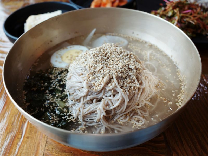 Bibim Guksu – ‘Mì Trộn Cay’ Hàn Quốc Có Gì Mà Khiến Cả Thế Giới Mê? 7 Bí Mật ‘Đỉnh Chóp’ Giải Nhiệt Mùa Hè Nhất Định Phải Thử!