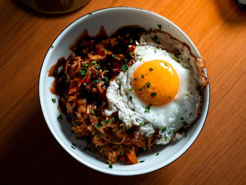 Cơm Chiên Kimchi – ‘Món Ăn Cứu Rỗi’ Của Người Hàn Có Gì Mà Cả Thế Giới Mê? 7 Biến Tấu ‘Đỉnh Chóp’ Khiến Bạn Nghiện Ngay Miếng Đầu!
