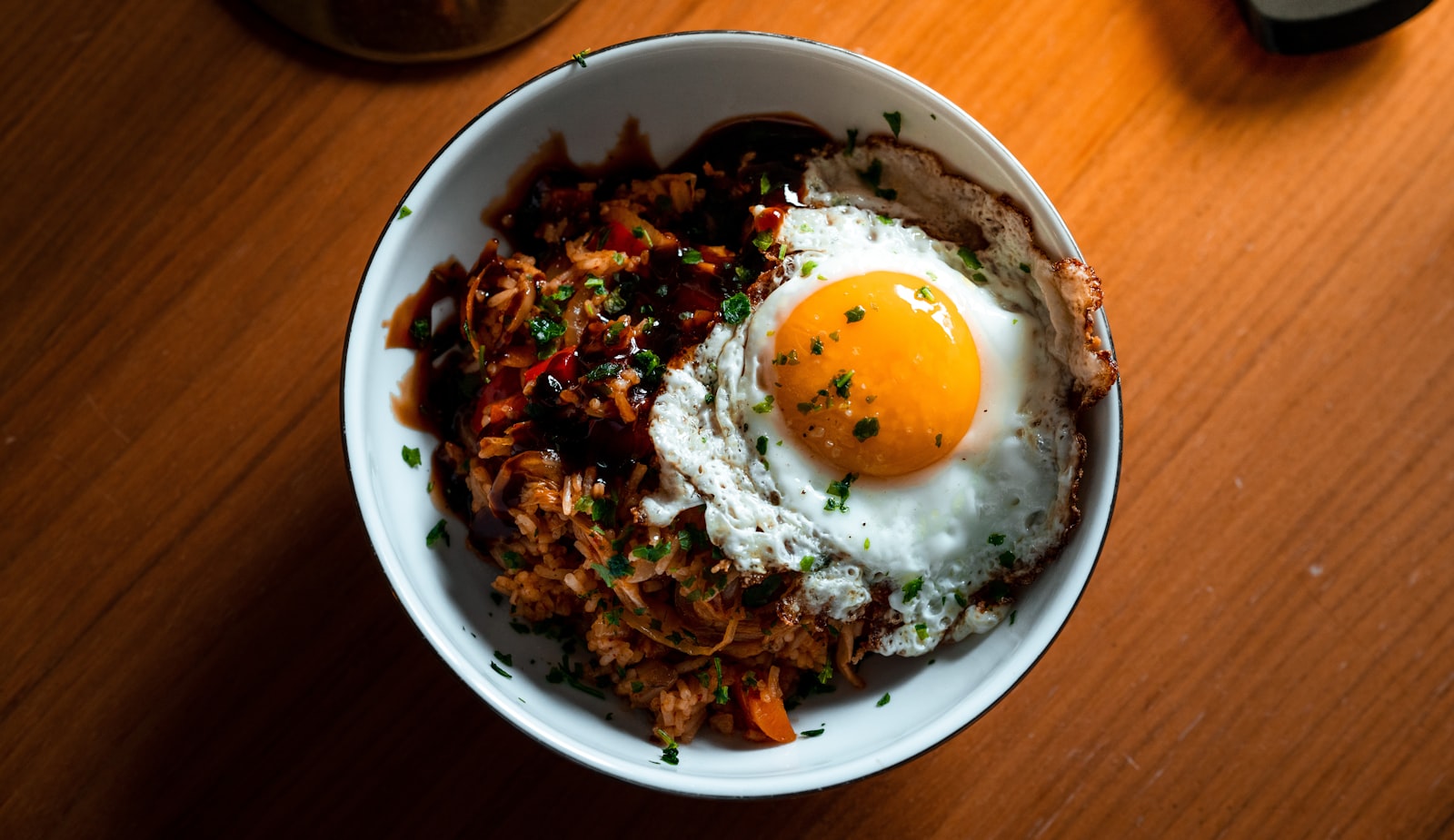 Cơm Chiên Kimchi – ‘Món Ăn Cứu Rỗi’ Của Người Hàn Có Gì Mà Cả Thế Giới Mê? 7 Biến Tấu ‘Đỉnh Chóp’ Khiến Bạn Nghiện Ngay Miếng Đầu!