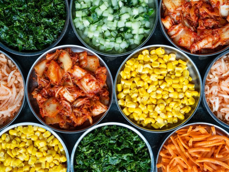 Banchan – ‘Kho Báu’ Đồ Ăn Kèm Hàn Quốc Có Gì Mà Mỗi Bữa 20 Món Miễn Phí? 7 Loại ‘Đỉnh Chóp’ Khiến Bạn Nghiện Ngay Miếng Đầu!