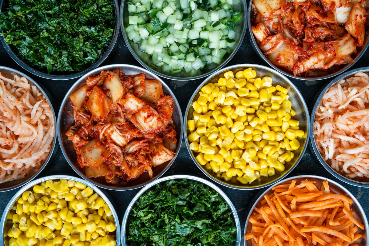 Banchan – ‘Kho Báu’ Đồ Ăn Kèm Hàn Quốc Có Gì Mà Mỗi Bữa 20 Món Miễn Phí? 7 Loại ‘Đỉnh Chóp’ Khiến Bạn Nghiện Ngay Miếng Đầu!