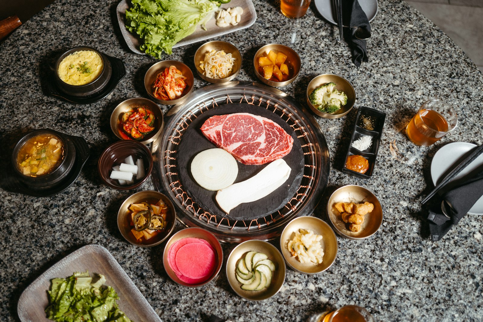 Hanjeongsik – Mâm Cơm 12 Món ‘Triệu Đô’ Của Hàn Quốc Có Gì Mà Cả Thế Giới Mê? 7 Bí Mật Về Bữa Tiệc Hoàng Gia Khiến Bạn Choáng Ngợp!