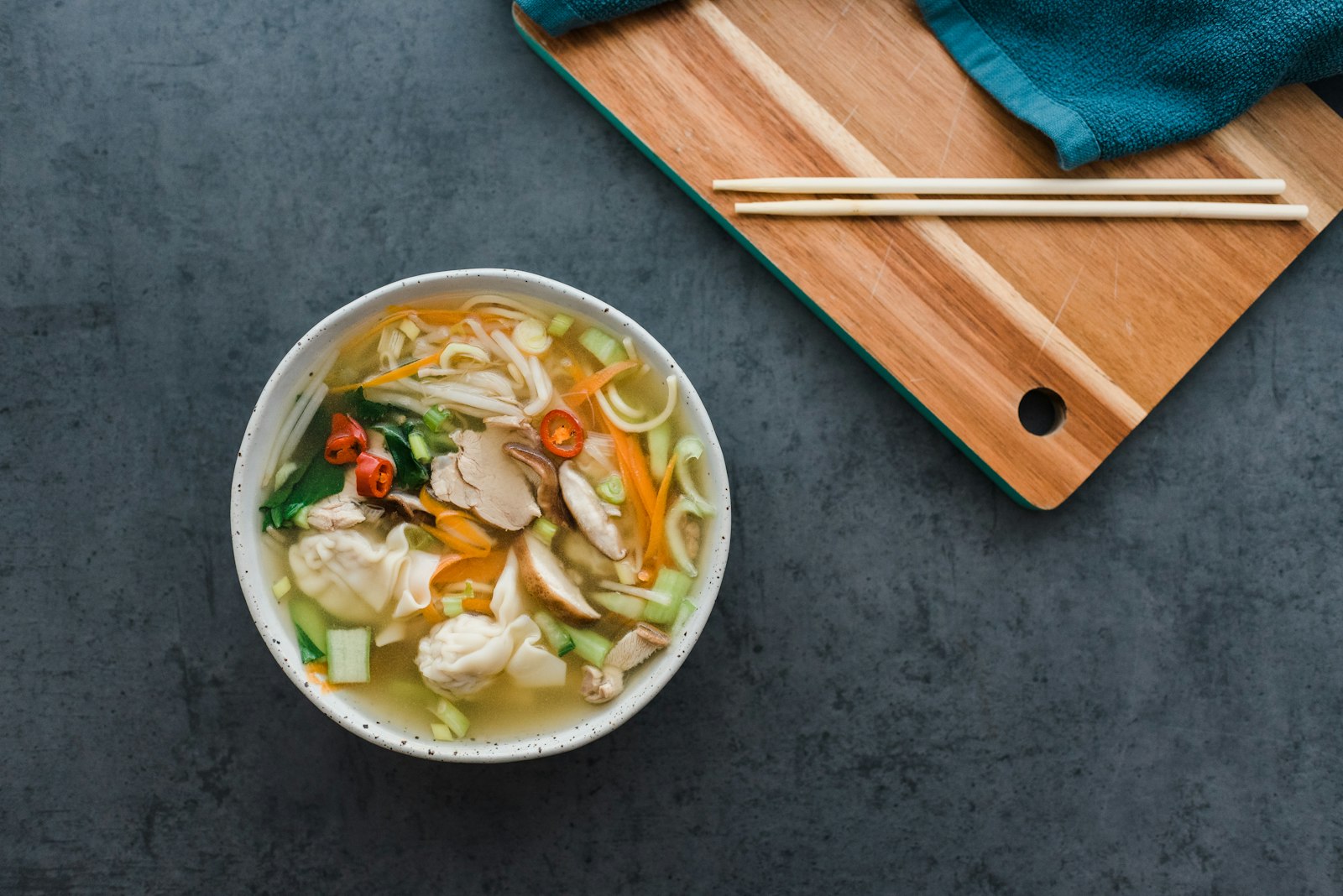Dak Hanmari (닭한마리) – Nồi Gà Một Con Huyền Thoại Hàn Quốc Có Gì Mà Cả Con Hẻm 50 Năm Chỉ Bán Mỗi Món Này? 7 Bí Mật Khiến Bạn Nghiện Ngay Miếng Đầu!