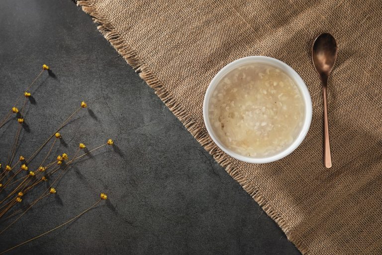 Tteokguk (Canh Bánh Gạo) – Món Ăn Truyền Thống Ngày Tết Hàn Quốc Có Gì Mà Ai Cũng Mê? 7 Bí Mật Khiến Bạn Nghiện Ngay Bát Đầu!
