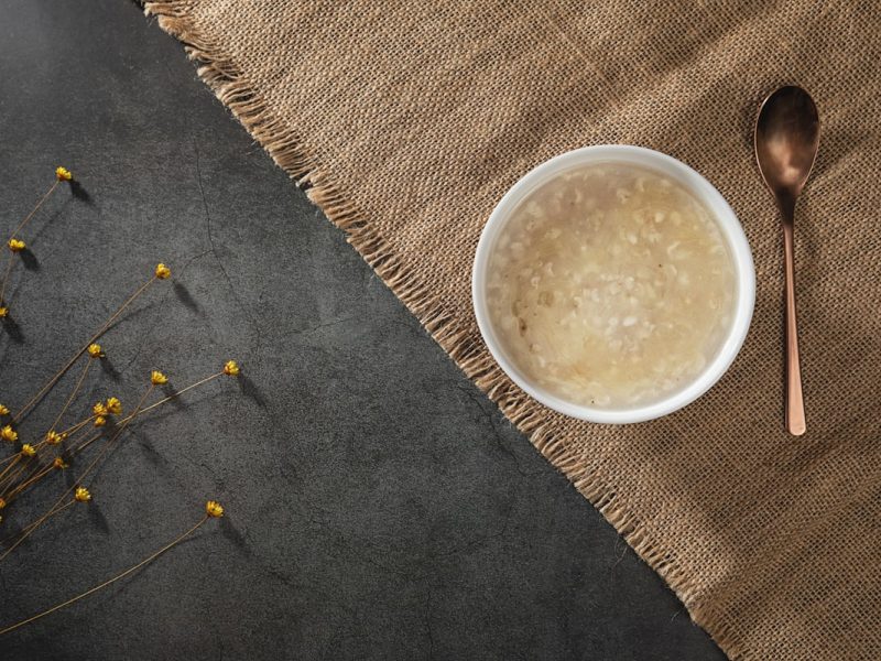 Tteokguk (Canh Bánh Gạo) – Món Ăn Truyền Thống Ngày Tết Hàn Quốc Có Gì Mà Ai Cũng Mê? 7 Bí Mật Khiến Bạn Nghiện Ngay Bát Đầu!