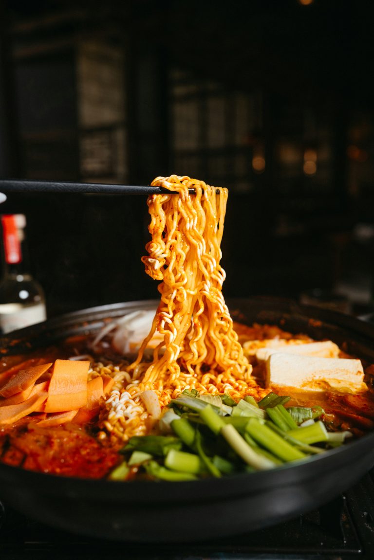Kalguksu (칼국수) – Mì Dao Cắt Hàn Quốc: Tinh Hoa Mì Tươi Nước Dùng Thanh Ngọt