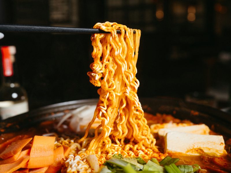 Kalguksu (칼국수) – Mì Dao Cắt Hàn Quốc: Tinh Hoa Mì Tươi Nước Dùng Thanh Ngọt