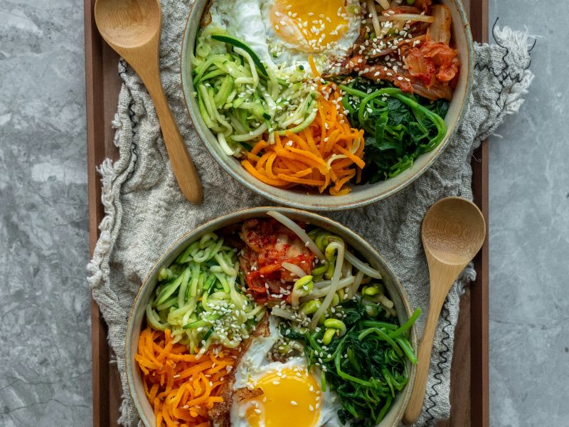 Tteokguk (떡국) – Canh Bánh Gạo Truyền Thống Hàn Quốc Có Gì Mà Ai Cũng Mê? 7 Bí Mật Khiến Bạn Nghiện Ngay Bát Đầu!
