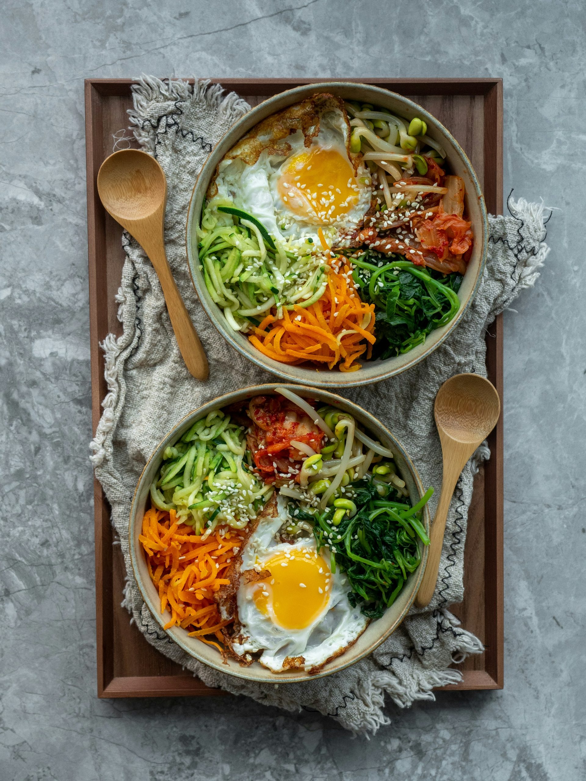 Tteokguk (떡국) – Canh Bánh Gạo Truyền Thống Hàn Quốc Có Gì Mà Ai Cũng Mê? 7 Bí Mật Khiến Bạn Nghiện Ngay Bát Đầu!