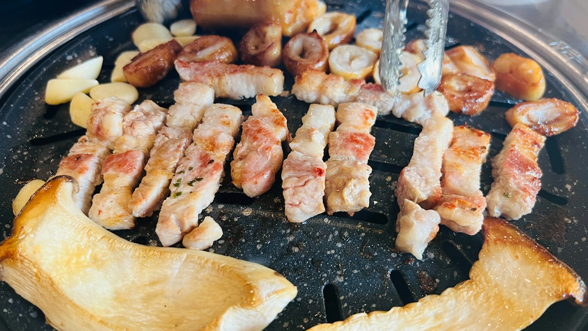 Samgyeopsal (삼겹살) – Bí Quyết Nướng Thịt Ba Chỉ Hàn Quốc Giòn Mọng Chuẩn Vị Tại Nhà