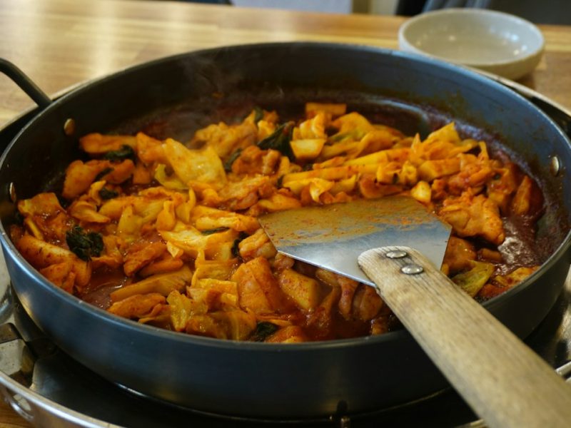 Dakgalbi (닭갈비) – Bí Quyết Làm Gà Xào Bắp Cải Phô Mai Hàn Quốc Cay Béo Chuẩn Vị Tại Nhà