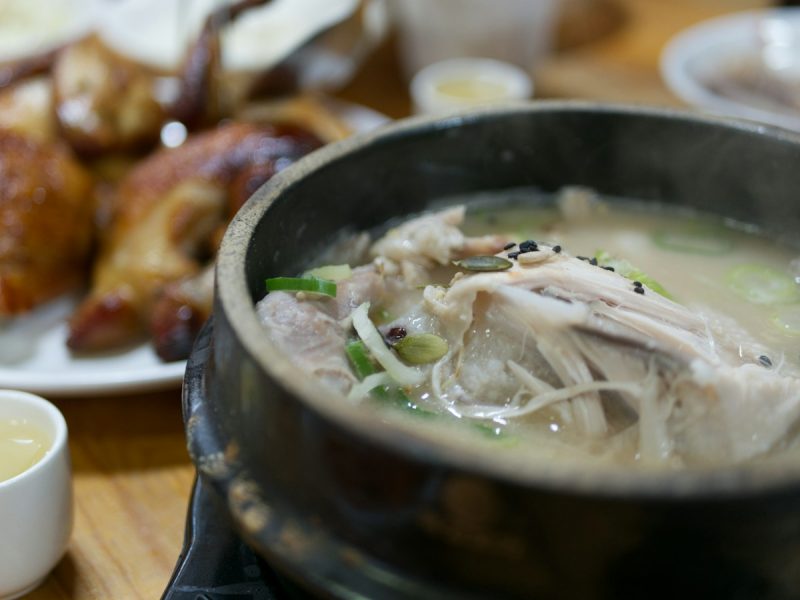 Samgyetang (삼계탕) – Bí Quyết Nấu Canh Gà Hầm Sâm Hàn Quốc Bổ Dưỡng Chuẩn Vị Tại Nhà