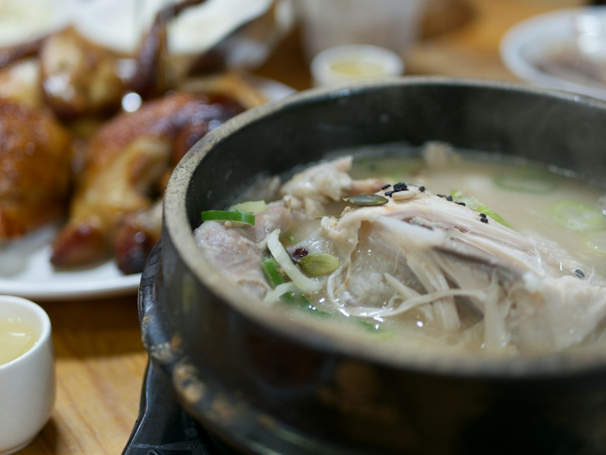 Samgyetang (삼계탕) – Bí Quyết Nấu Canh Gà Hầm Sâm Hàn Quốc Bổ Dưỡng Chuẩn Vị Tại Nhà