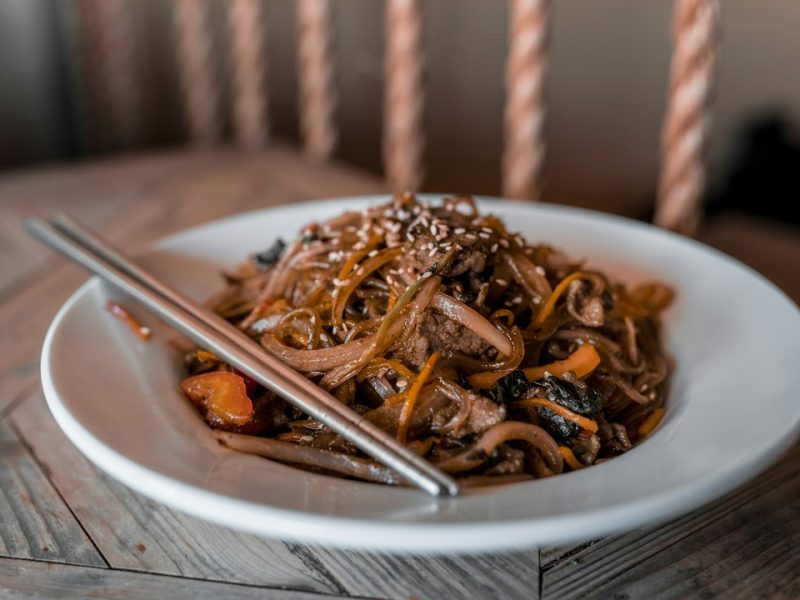 Japchae (잡채) – Bí Quyết Nấu Miến Trộn Hàn Quốc Dai Ngon, Óng Ả Chuẩn Vị Tại Nhà