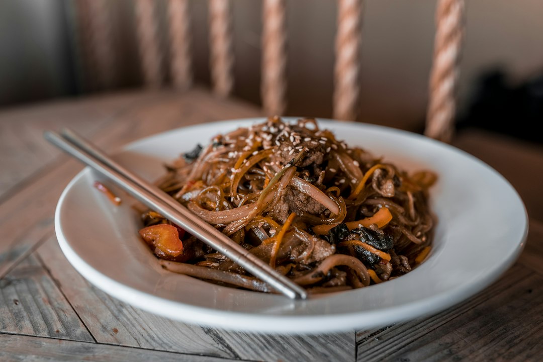 Japchae (잡채) – Bí Quyết Nấu Miến Trộn Hàn Quốc Dai Ngon, Óng Ả Chuẩn Vị Tại Nhà