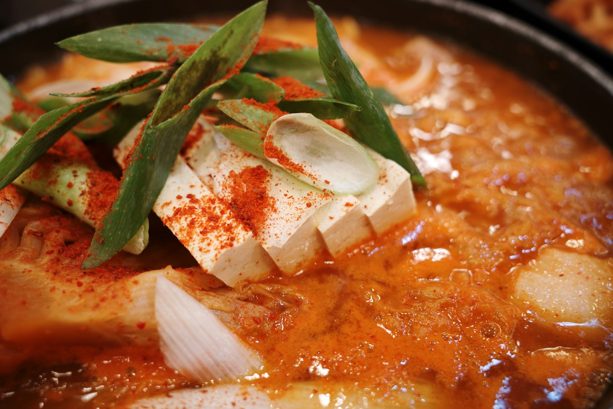 Yukgaejang (육개장) – Bí Quyết Nấu Canh Bò Xé Cay Nồng Chuẩn Vị Hàn Quốc, Nước Dùng Đậm Ngọt Không Cần Nhà Hàng